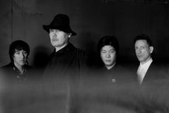 Billy Corgan (druhý zleva) jezdí se Smashing Pumpkins do Prahy od 90. let minulého století.