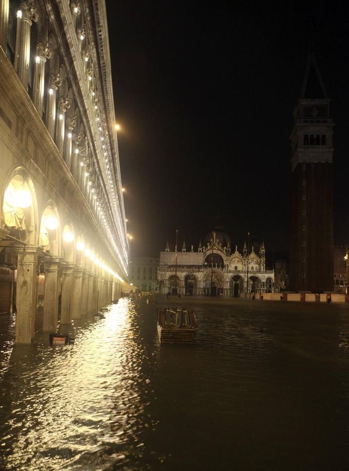 A view of a flooded St Mark's Square is seen at night during a period of seasonal high water in Venice November 1, 2012. The water level in the canal city rose to 140 cm (55 inches) above normal, according to the monitoring institute. REUTERS/Manuel Silvestri (ITALY - Tags: ENVIRONMENT SOCIETY TRAVEL DISASTER) Published: Lis. 1, 2012, 8:07 dop.