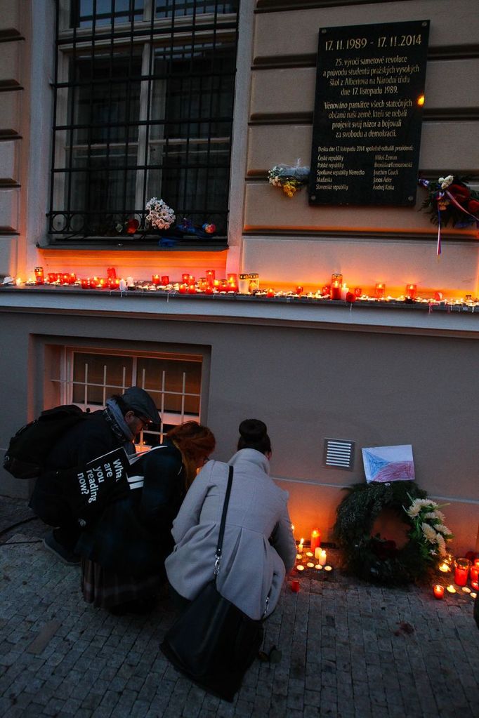 Pamětní desku připomínající studentské události z roku 1989 orámovalo množství svíček.