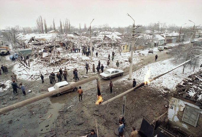 Obyvatelé Grozného prohlížejí trosky domů po ruském raketovém útoku na čečenské hlavní město 20. prosince 1994 během první čečenské války.