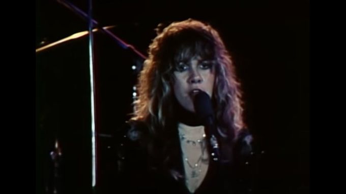 Don't Stop, další z hitů Fleetwood Mac v podání zpívající klavíristky Christine McVie. Skladba pochází z alba Rumours vydaného roku 1977.