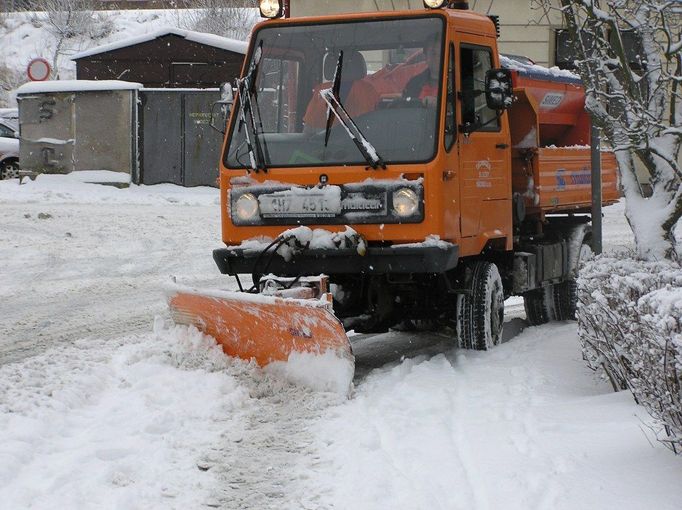 Silničáře jsem viděla už z okna. Doufala jsem, že na ně natrefím, až budu venku. A nešlo je minout. V terénu byla veškerá technika. Jen zastavit, abych měla pěkný záběr, nechtěli, když je ta kalamita.