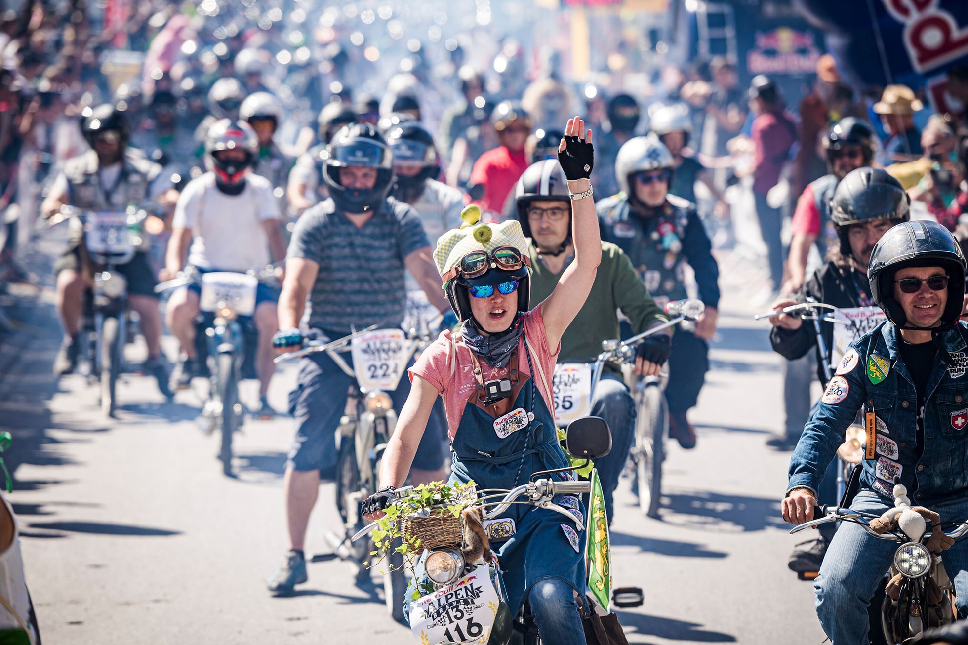 Závody mopedů po švýcarsku. Fotografie z akce Red Bull Alpenbrevet 2022