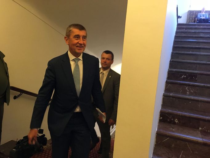 Premiér Andrej Babiš přichází na neveřejné jednání poslanců o Sýrii