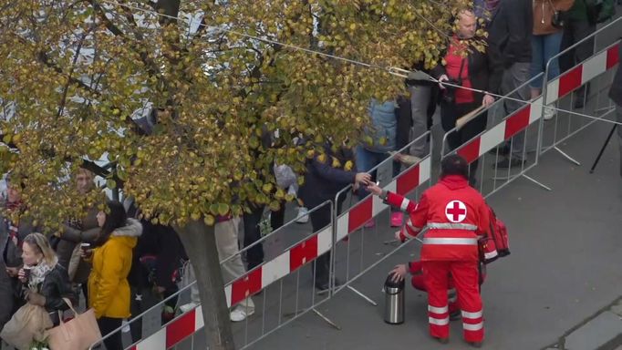 O lidi ve froně pečují záchranáři, podávají i teplé nápoje