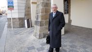 Před poslaneckou sněmovnou už čekal ministr zdravotnictví Leoš Heger na svůj vůz. Smál se. Podařilo se mu vyplatit výkupné lékařům.