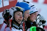 Rozesmáté medailistky. Zettelová, Schildová a Švédka Maria Pietiläová-Holmnerová.