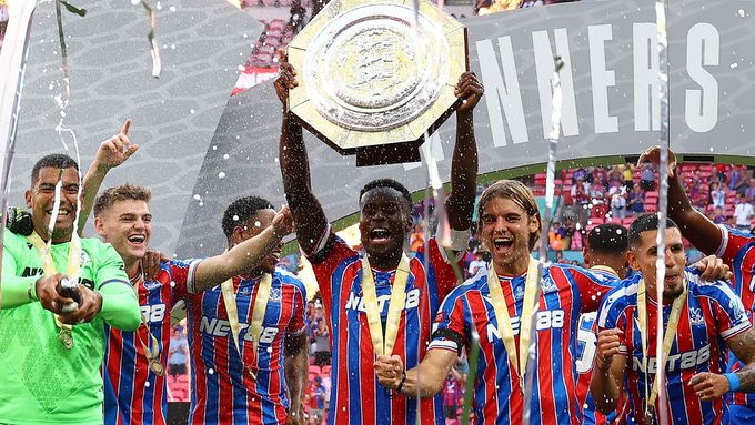 Fotbalisté Crystal Palace slaví zisk anglického Superpoháru.