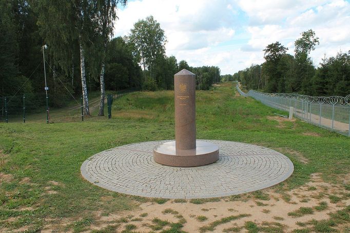 Trojmezí, ve kterém se stýkají hranice Polska, Litvy a Ruska (Kalinigradské oblasti). Rusko je za ostnatým drátem.