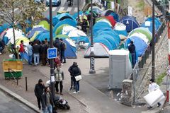 Migranti z Džungle u Calais se přemístili do Paříže, podél bulvárů postavili další desítky stanů
