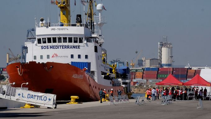 Loď Aquarius s uprchlíky ve Valencii