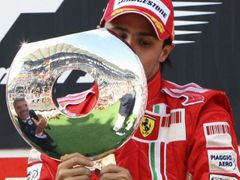 Felipe Massa ze stáje Ferrari slaví svůj třetí triumf ve Velké ceně Turecka.