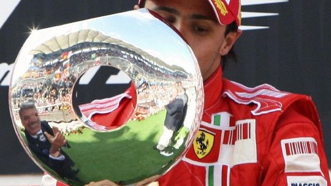 Felipe Massa ze stáje Ferrari slaví svůj třetí triumf ve Velké ceně Turecka.