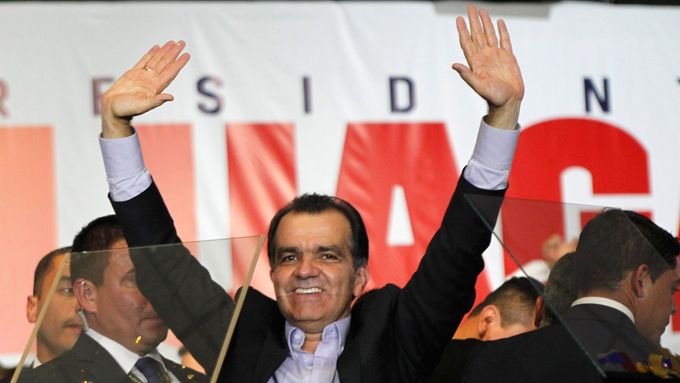 Óscar Iván Zuluaga slaví vítězství v prvním kole prezidentských voleb v Kolumbii.