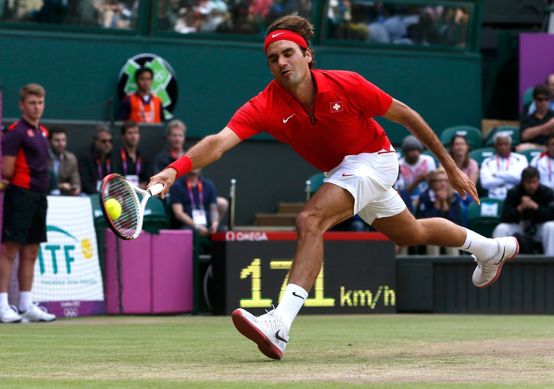 Roger Federer v semifinále OH 2012 s Juanem Martínem del Potrem