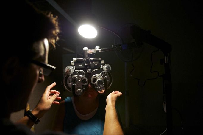 A patient has an eye exam at the Remote Area Medical (RAM) clinic in Wise, Virginia July 20, 2012. RAM clinics bring free medical, dental and vision care to uninsured and under-insured people across the country and abroad. The Wise clinic was the 647th RAM expedition since 1985 and drew 1700 patients from 14 states, organizers said. Picture taken July 20, 2012. REUTERS/Mark Makela (UNITED STATES - Tags: HEALTH SOCIETY) Published: Čec. 24, 2012, 3:15 odp.