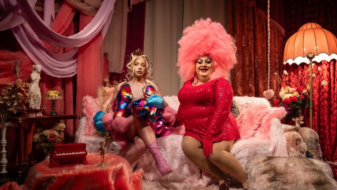 Nový pořad České televize Chi Chi na gauči věnovaný tématu drag queens.