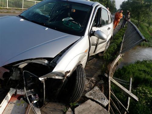 Auto prorazilo u Měnína na Brněnsku most