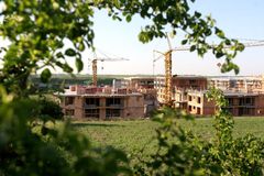 Za pět měsíců se v Česku začalo stavět přes pět tisíc bytů. Třetina je jen investice