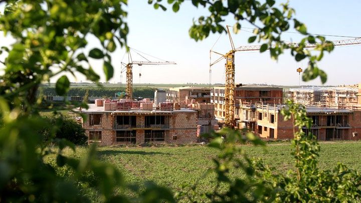Za pět měsíců se v Česku začalo stavět přes pět tisíc bytů. Třetina je jen investice