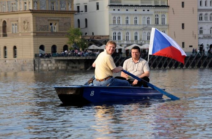 Štefan Füle se stal "převozníkem" zájemců o členství v EU. Ilustrační snímek pochází z června, kdy Češi neformálně předávali předsednictví Švédsku. Na snímku je vedle Füleho (s vesly) ještě Alexandr Vondra.