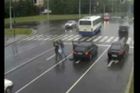 Video: Řidiči se perou na křižovatce za plného provozu