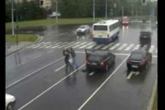 Video: Řidiči se perou na křižovatce za plného provozu