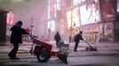 Údržbáři odstraňují sníh na Times Square v New Yorku, v časných ranních hodinách 27.ledna 2015.