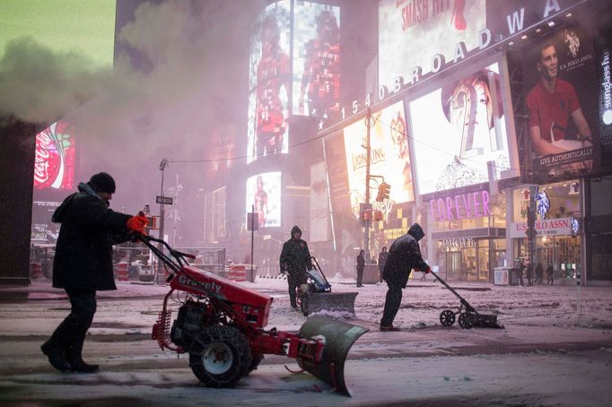 Údržbáři odstraňují sníh na Times Square v New Yorku, v časných ranních hodinách 27.ledna 2015.