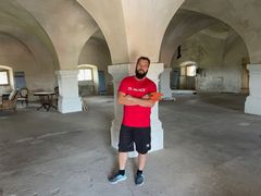 S místem, kde stála kasárna, sousedí velký Schwarzenberský statek s několikapatrovou sýpkou. Areál už pár let zachraňuje fotograf Dalibor Konopáč.