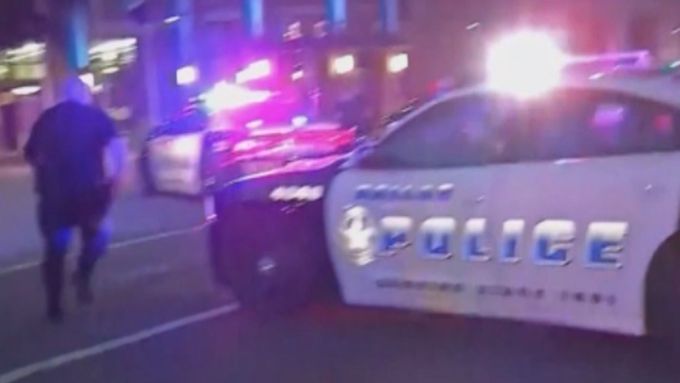 Zátah policie na jednoho z mužů, kteří ve čtvrtek večer vraždili v Dallasu.