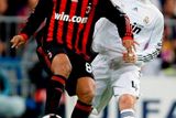Ve šlágru kola se utkal Real Madrid s AC Milán. Ronaldinhovi se během zápasu většinou věnoval Sergio Ramos.