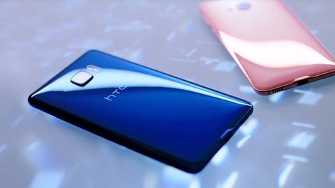 TEST: Zrcadlově modré HTC U Ultra má dva displeje. Cena je ale úlet