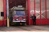 Za zvuku fanfár vyjíždí první vojenská reklamní tramvaj z libereckého depa. Armáda její podobu tajila do poslední chvíle