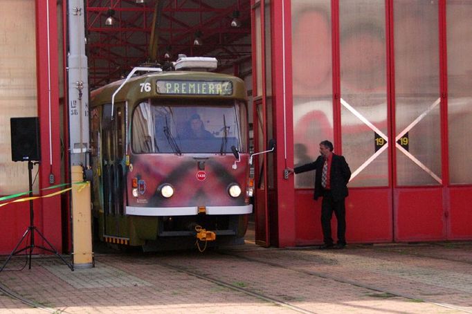 Za zvuku fanfár vyjíždí první vojenská reklamní tramvaj z libereckého depa. Armáda její podobu tajila do poslední chvíle