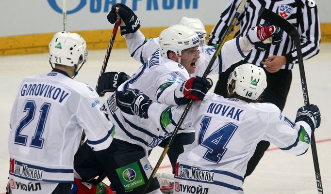 Hokejisté Dynama Moskva (zleva) Konstantin Gorovikov, Alexandr Ovečkin a Filip Novák slaví gól v utkání KHL 2012/13 proti Lvu Praha.