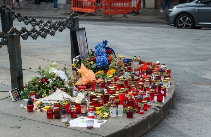 Na pražské Václavském náměstí vzniklo pietní místo pro zavražděnou Ukrajinku Irynu Zarutskou i republikánského influencera Charlieho Kirka. Jeho portrét ale zmizel.