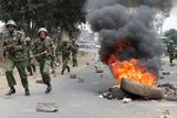 Odinga vyzval své stoupence, aby zachovali klid. Zároveň ale dodal, že "lidi neovládá". Ve městě Kisumu, která je baštou opozice, zasáhla krátce po Odingově projevu policie slzným plynem proti asi stovce příznivců opozice.