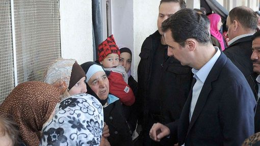 Bašár Asad se po delší době ukázal na veřejnosti. Ve městě Adra nedaleko metropole Damašku navštívil ty, které tři roky trvající válka vyhnala z domovů. (12. března 2014)