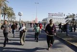 Protivládní nepokoje v Bahrajnu, ovlivněné zřejmě podobnými protesty v Tunisku a Egyptě, trvají v zemi již od pondělí a vyžádaly si nejméně šest mrtvých. Většinu demonstrantů tvoří šíité, kteří si dlouhodobě stěžují na to, že je vláda sunnitské dynastie přehlíží a diskriminuje.