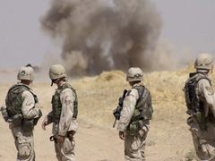 Američtí vojáci dobyli Irák v roce 2003 rychle, ale nedaří se jim potlačit povstalce a teroristy ve střední a severní části země.