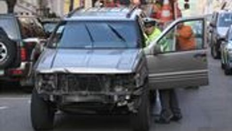 Video: Opilý policista v jeepu naboural 51 aut. Podívejte se, jak to dokázal