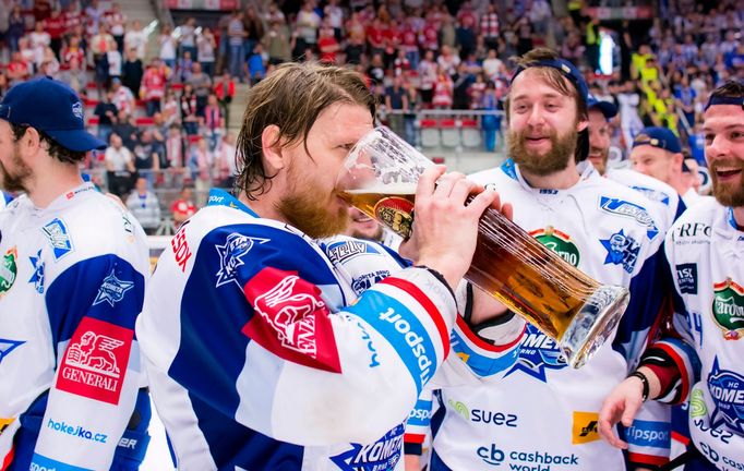 Martin Erat pije vítězné pivo.