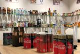 Speciální mrazící box, který lahev nápoje zamrazí během několika vteřin i složitý systém potrubní pošty. To vše najdeme v centrále společnost Coca-Cola v Bruselu, kterou navštívil redaktor Aktuálně.cz.

Portfolio The Coca-Cola Company obsahuje na 500 značek nápojů. V Bruselu je mají k dispozici všechny na jednom místě.