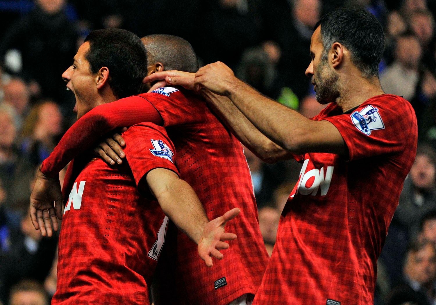 Fotbalisté Manchesteru United Javier Hernandez (zleva), Ashley Young a Ryan Giggs slaví gól v utkání Premier League 2012/13 proti Chelsea.