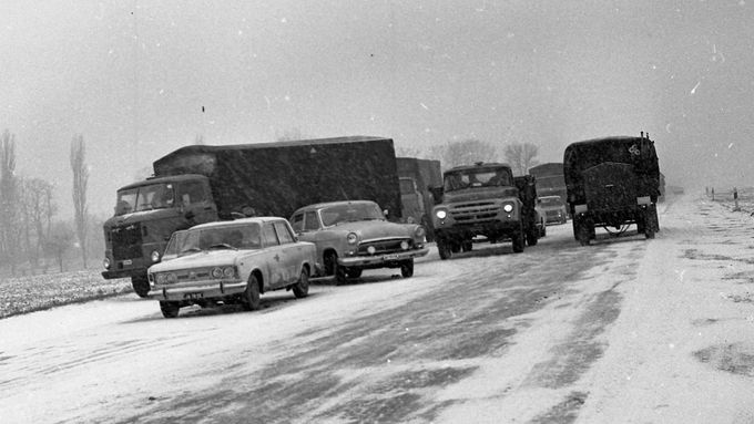 Sněhové kalamity se nevyhýbaly ani socialistickým zemím. Na silnicích to pak vypadalo klidně nějak takto.