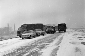 Šedivé socialistické silnice v mrazu a vánicích. Zimní doprava v dobách komunismu