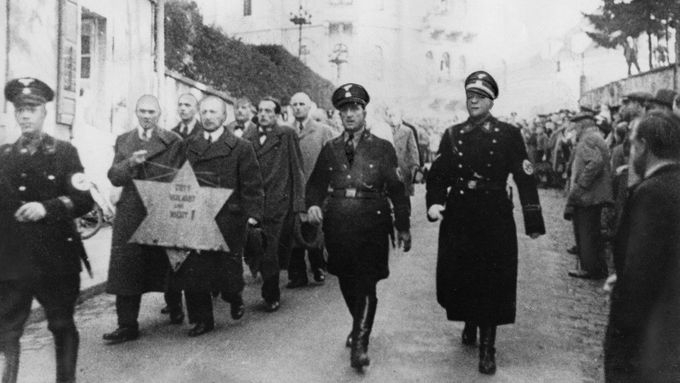 Pogrom v německém Baden-Badenu, 1938. Nacistické jednotky SS vedou zajaté Židy městem k synagoze.