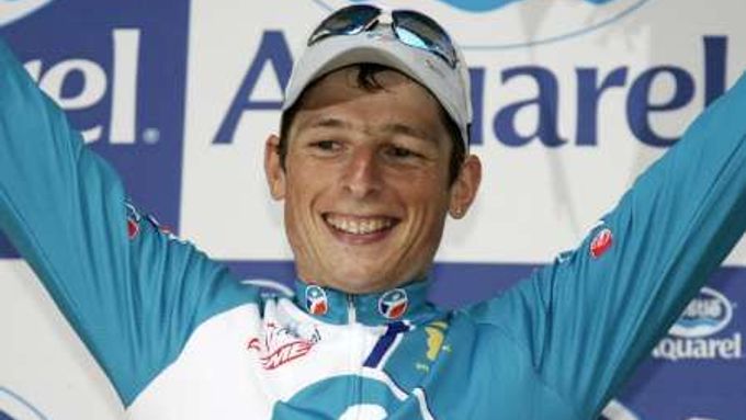 Jezdec stáje Bouygues Telecom Pierrick Fedrigo slaví vítězství ve čtrnácté etapě na třiadevadesáté Tour de France. REUTERS/Eric Gaillard (FRANCE)