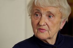 Naděje pro Mašínovou. Praha s ní probere exhumaci ostatků její matky z masového hrobu